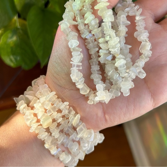 Moonstone chip elastic bracelet - Picture 3 of 3